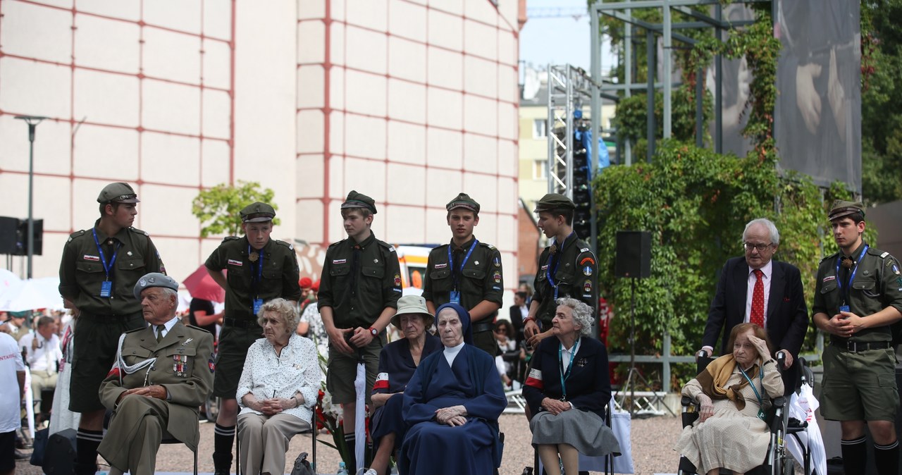 Powstańcy, żołnierz AK Julian Kulski (L), siostra Lucyna Reszczyńska (4L), Ewa Jeglińska ps. "Ewa" (P), Halina Wołłowicz-Hołownia ps. "Rena" (3L), Jadwiga Wiśniewska ps. "Sroka" (2L) i Hanna Szeremeta-Węgrzecka ps. "Czarna Zośka" (2P) /Rafał Guz /PAP