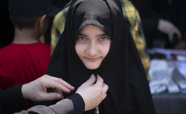 Powstanie "centrum hidżabu i cnót". Iran zacieśnia pętlę na szyi kobiet?