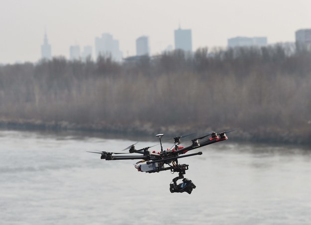 Powstanie prawo jazdy na drona? /Radek Pietruszka /PAP