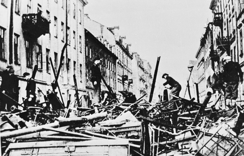 Powstanie warszawskie było tragedią dla miasta, którą bandyci chcieli wykorzystać /East News