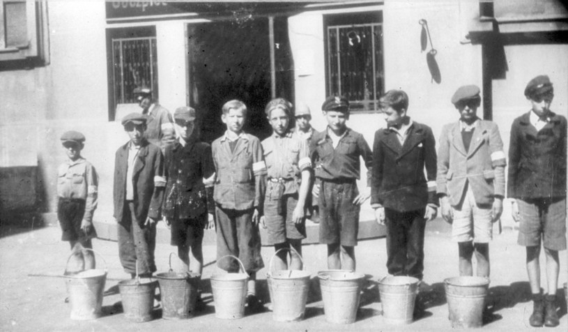 Powstanie Warszawskie, chłopcy noszący wodę do szpitala na Solcu /Reprodukcja: FoKa /Agencja FORUM