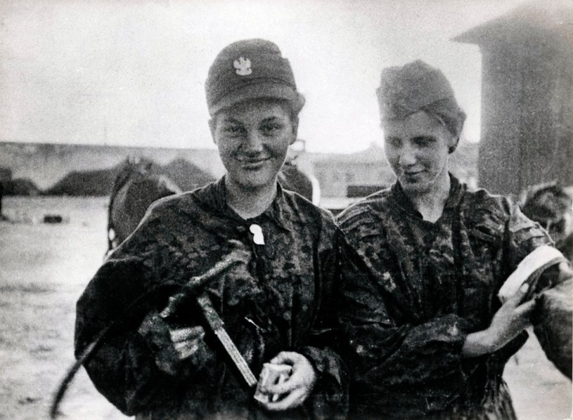 Powstanie Warszawskie, dziewczyny w zdobycznych panterkach z pistoletem maszynowym /Reprodukcja: FoKa /Agencja FORUM