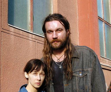 Powstaniu "Skazanego na bluesa" towarzyszyły medialne kontrowersje. Jednym z producentów filmu okazała się bowiem... mafia paliwowa.

"To był bardzo niefortunny okres w dziejach naszego kina – najpierw zabrakło pieniędzy w Komitecie Kinematografii, potem w TVP. Wtedy dostaliśmy propozycję od tzw. prywatnego sponsora kultury. Po kilku latach wytężonych prac literackich i innych przygotowań przyjęliśmy ją skwapliwie. Teraz już wiemy, że nawet jeśli taki sponsor się znajdzie, to wcale nie znaczy, że rozpoczęty film uda się doprowadzić do końca. My musieliśmy przerwać produkcję już po pierwszym dniu zdjęciowym. Wyglądało to bardzo dramatycznie, tym bardziej więc się cieszę, że udało się nam ten film skończyć" - reżyser Jan Kidawa-Błoński tłumaczył w rozmowie z Konradem J. Zarębskim ("Kino").