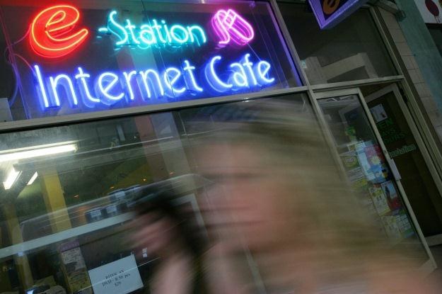 Powszechność internetu rodzi strach przed cyberprzemocą /AFP