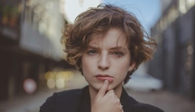 Powtarzaj tę płukankę 3 razy w tygodniu. Pierwsze siwe włosy nie będą widoczne