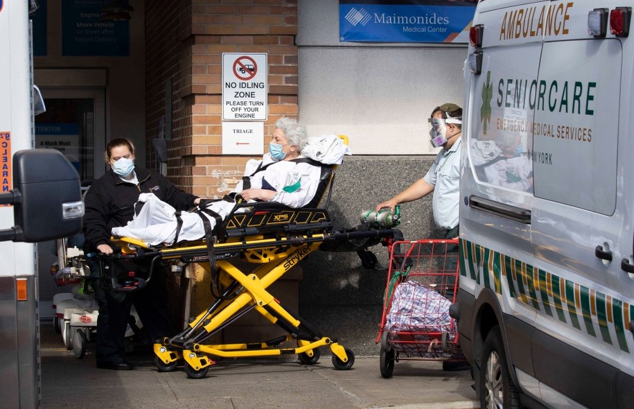 Powtórne zakażenie koronawirusem jest możliwe i może być jeszcze groźniejsze - ostrzegają naukowcy /JUSTIN LANE /PAP/EPA