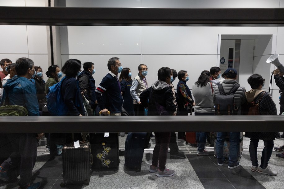 Poza Chinami wirusa wykryto w prawie 30 innych państwach /JEROME FAVRE /PAP/EPA