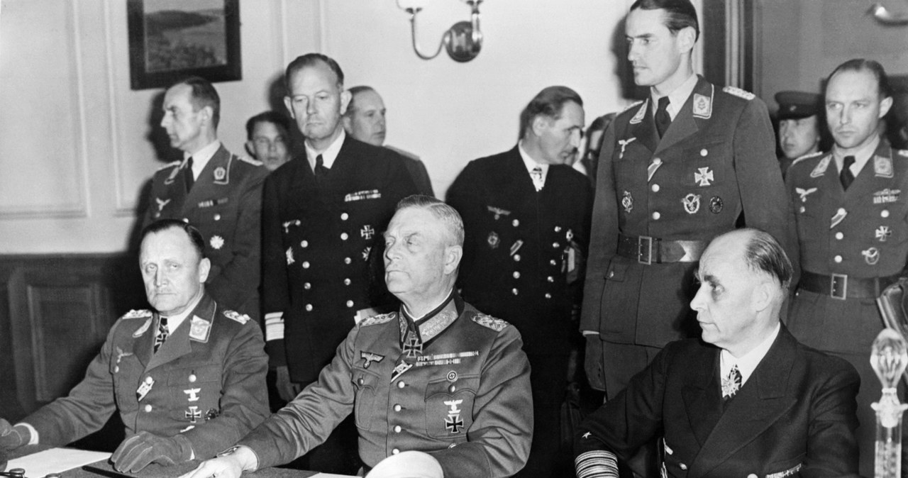 Poza feldmarszałkiem Wilhelmem Keitlem (w środku) kapitulację podpisali admirał Hans-Georg von Friedeburg (z prawej) i generał lotnictwa Hans-Juergen Stumpff (z lewej) /MERCI ARCHIVER CETTE VERSION /AFP