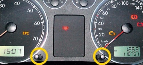 Poza nielicznymi wyjątkami (m.in Jeep Grand Cherokee, Nissan Primera czy Renault Megane), komunikaty kasuje się za pomocą przycisków umieszczonych w obrębie wskaźników auta. W zależności od modelu należy je wciskać lub obracać w odpowiednim momencie. /Motor