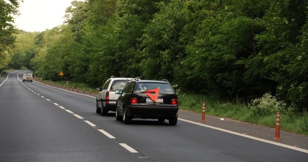 Poza obszarem zabudowanym prędkość pojazdu holującego może wynosić maksymalnie 60 km/h. /Motor