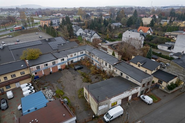 Poza pojazdami do sprzedaży jest też działka z budynkami znajdująca się centrum Czeladzi /Foto. Izba Administracji Skarbowej w Katowicach  /