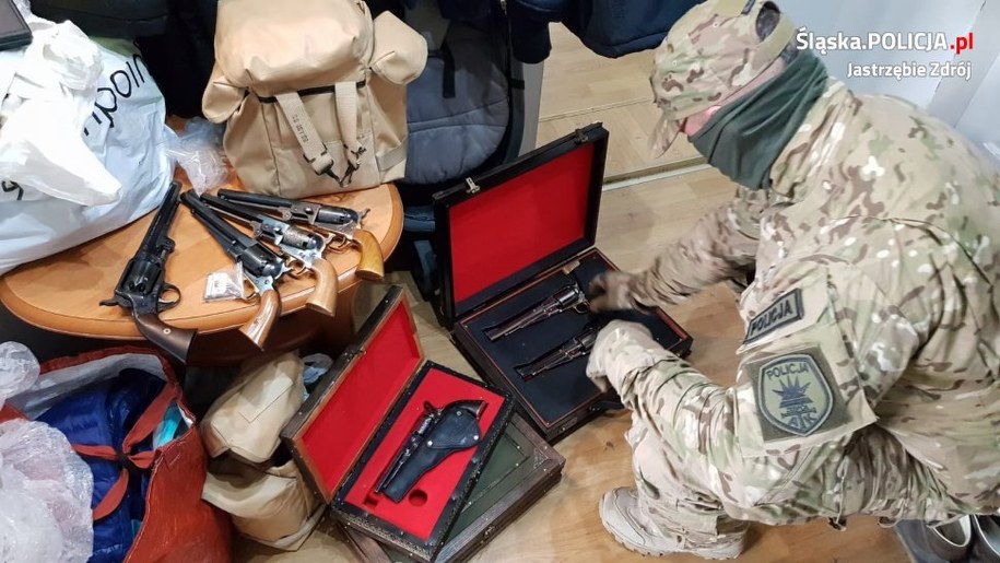 Poza prochem, w mieszkaniu mężczyzny znaleziono broń kolekcjonerską /Policja