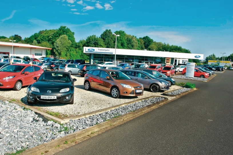 Poza tureckimi komisami w Niemczech auta sprzedawane są też w komisach przy salonach. Ceny kilkuletnich aut są wysokie, ale stan i wyposażenie często bardzo dobre. /Motor