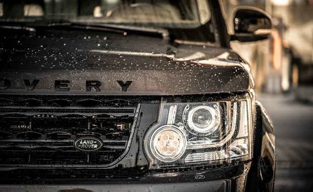 Pożądane, ale i niebezpieczne. Jakie problemy stwarzają wysokie auta?