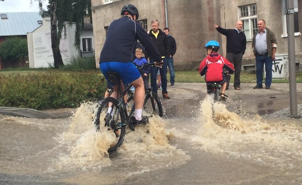 Pozalewane ulice i mieszkania, ludzie brodzący w wodzie po kolana. Gdańsk walczy ze skutkami ulewy