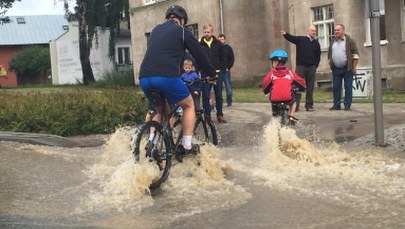Pozalewane ulice i mieszkania, ludzie brodzący w wodzie po kolana. Gdańsk walczy ze skutkami ulewy