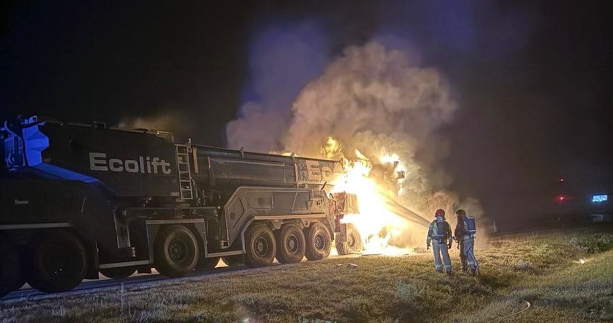 Pożar 100-tonowego dźwigu na autostradzie A1 /Policja