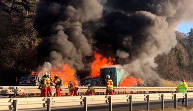 Pożar amerykańskich wojskowych ciężarówek na niemieckiej autostradzie
