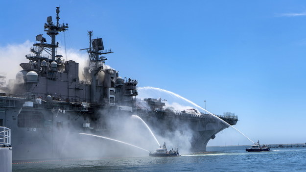 Pożar amerykańskiego okrętu wojennego Bonhomme Richard /MC3 Christina Ross / HANDOUT /PAP/EPA