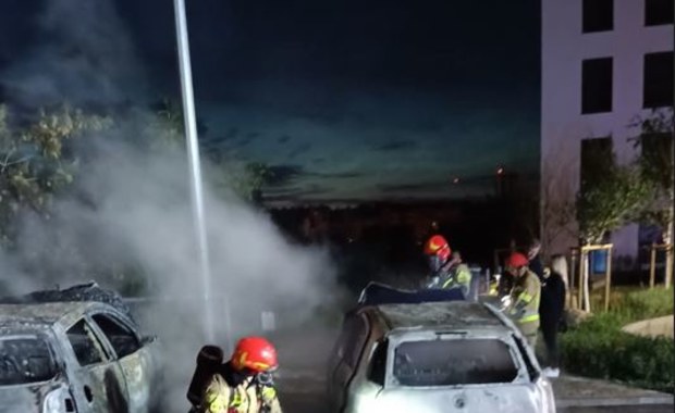 Pożar aut na Oruni. Jest film z monitoringu