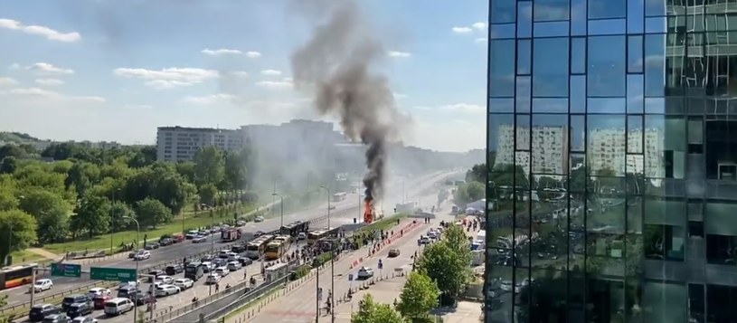 Pożar autobusu miejskiego na Alejach Jerozolimskich /Łukasz Jóźwiak /Twitter