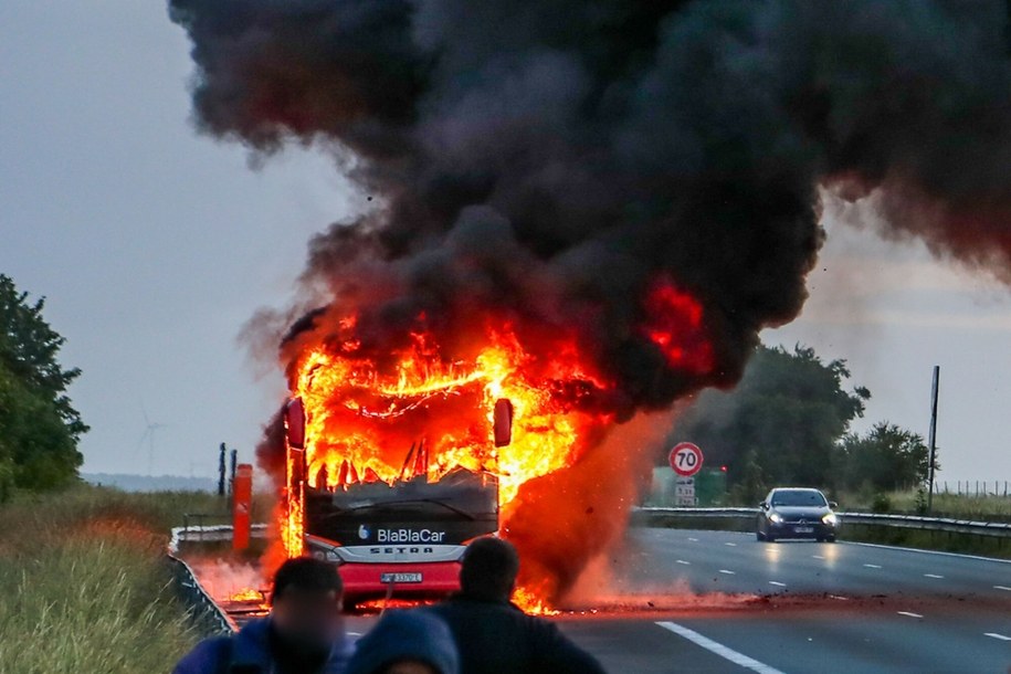 Pożar autokaru na autostradzie A1 we Francji /ADIL BENAYACHE/SIPA/SIPA/ /East News