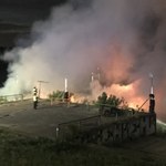 Pożar barki na Wiśle w Warszawie obok Mostu Łazienkowskiego