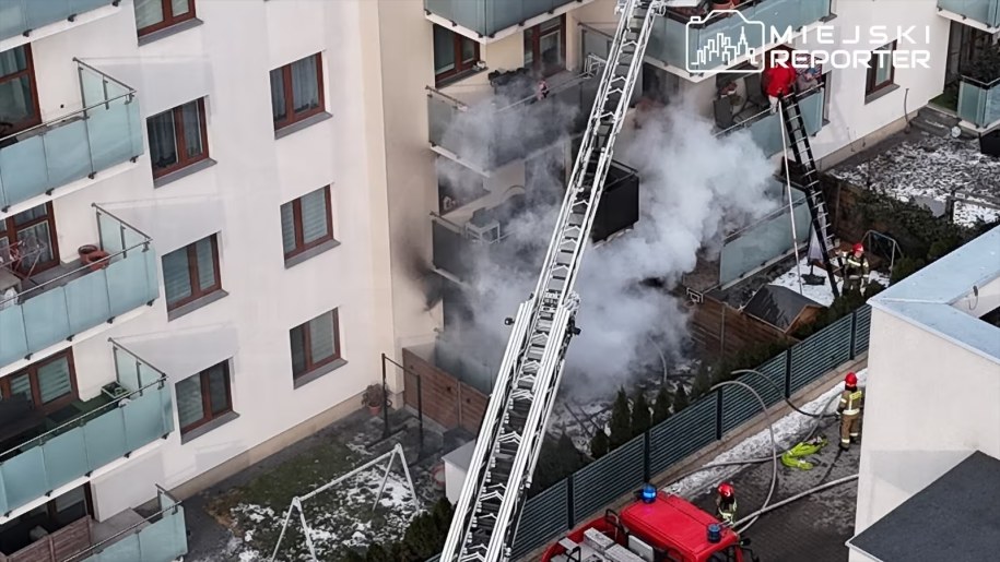 Pożar bloku mieszkalnego w Ząbkach /Miejski Reporter /