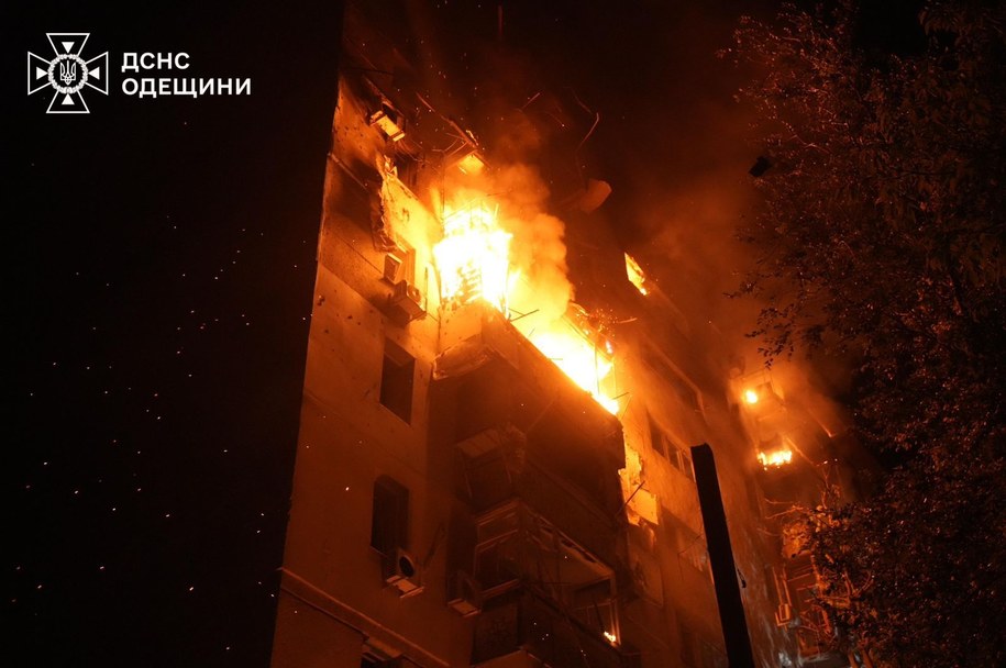 Pożar bloku po nocnym ataku rakietowym na Ukrainę /Wołodymyr Zełenski /