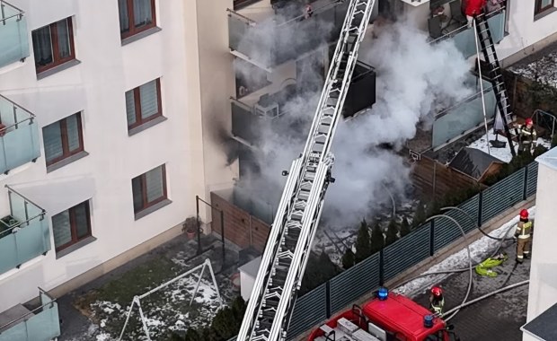 Pożar bloku w Ząbkach. Są poszkodowani, w tym dziecko