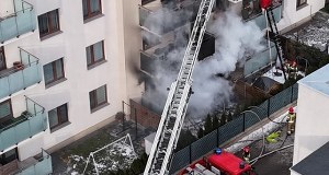 Pożar bloku w Ząbkach. Są poszkodowani, w tym dziecko
