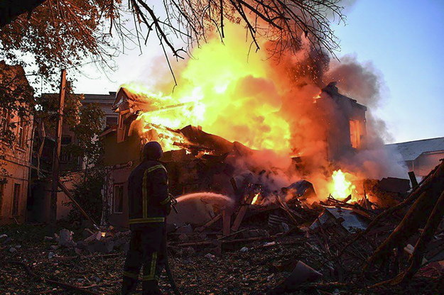 Pożar budynku niedaleko Mikołajowa po rosyjskim ostrzale /STATE EMERGENCY SERVICE HANDOUT /PAP/EPA