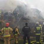 Pożar budynku w Mikołajkach. Na zdjęciach widać kłęby dymu