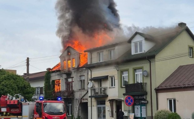 Pożar budynku w Ostrowcu Świętokrzyskim. Ewakuacja z balkonu 
