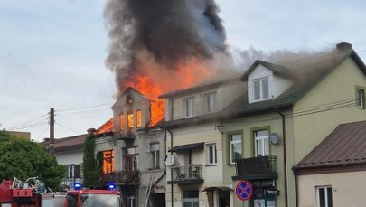 Pożar budynku w Ostrowcu Świętokrzyskim. Ewakuacja z balkonu 