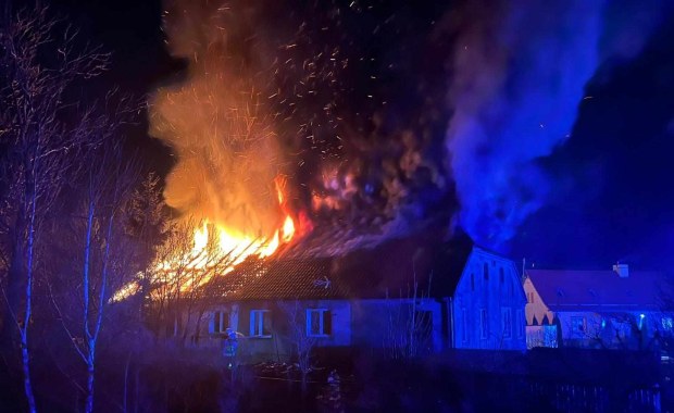 Pożar budynku wielorodzinnego na Mazurach. Nie żyje jedna osoba