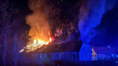 Pożar budynku wielorodzinnego na Mazurach. Nie żyje jedna osoba