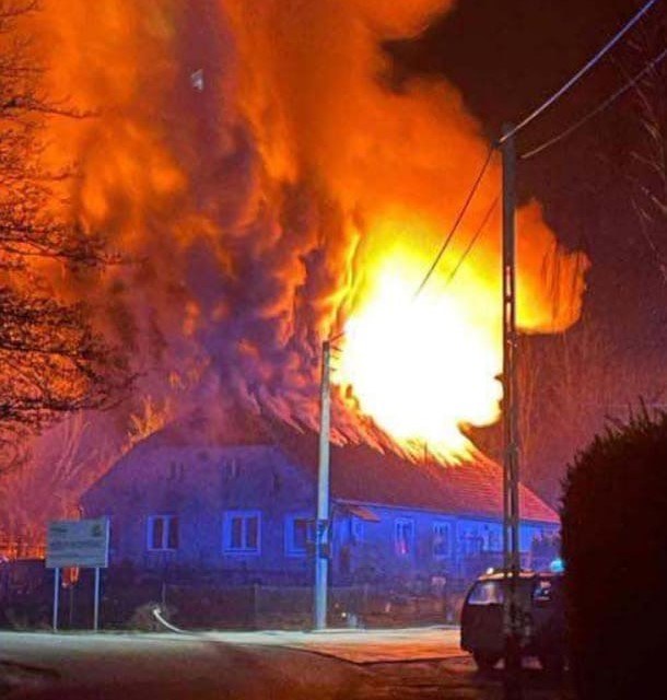 Pożar budynku wielorodzinnego na Mazurach /KW PSP Olsztyn /
