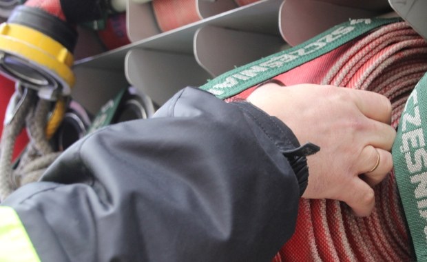 Pożar byłego szpitala w Świdnicy. W środku mogą być nastolatkowie