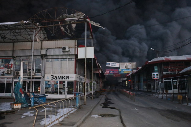 Pożar centrum handlowego spowodowany ostrzałem wojsk rosyjskich w Charkowie /GDPPRU /PAP