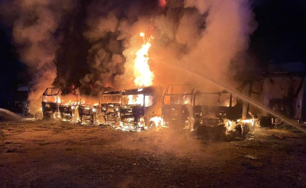 Pożar ciężarówek na Pomorzu. Spłonęło 9 pojazdów