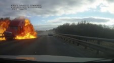 Pożar ciężarówki po czołowym zderzeniu z samochodem osobowym w Rosji
