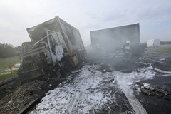 Pożar ciężarówki wojskowej przewożącej kontenery dla szpitala polowego w Warszawie