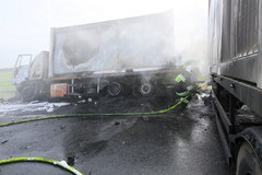 Pożar ciężarówki wojskowej przewożącej kontenery dla szpitala polowego w Warszawie