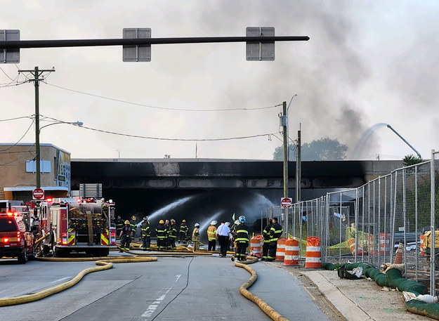 Pożar cysterny pod wiaduktem /PHILADELPHIA FIRE DEPARTMENT HANDOUT /PAP/EPA