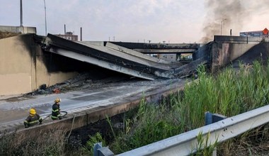 Pożar cysterny z paliwem na autostradzie. Zawalił się wiadukt