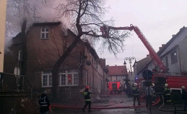 Pożar domu w Czaplinku. Jeden ze strażaków został ranny
