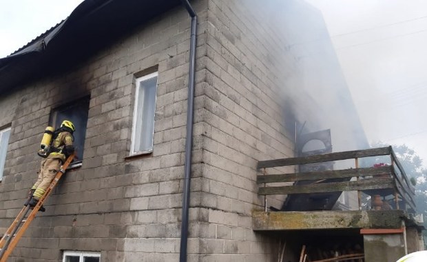 Pożar domu w Kapałowie. Przed budynkiem znaleziono zwęglone ciało