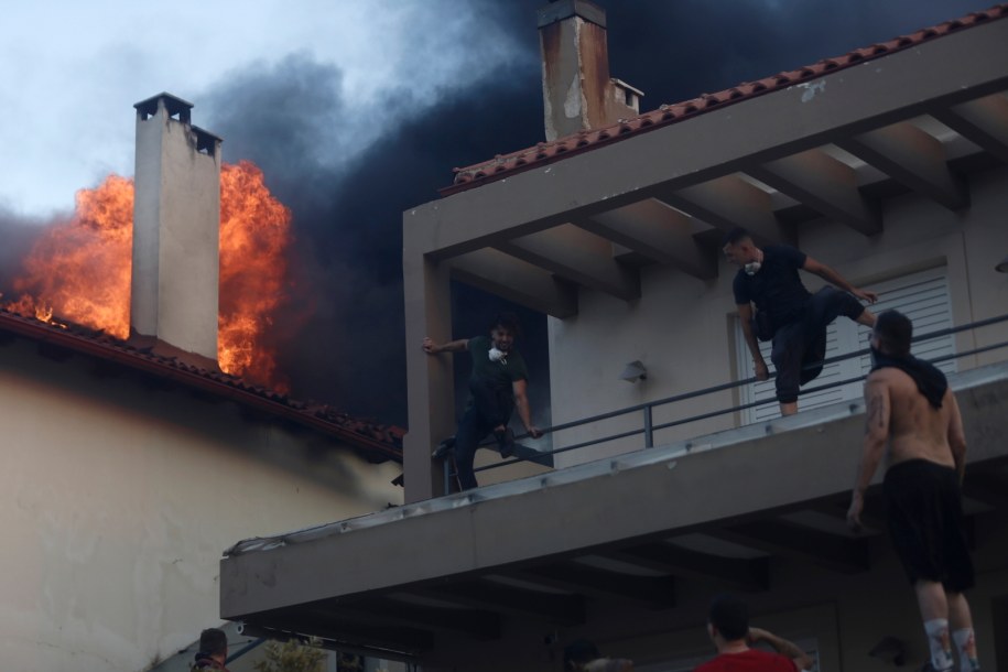 Pożar domu w Kryoneri /YANNIS KOLESIDIS /PAP/EPA