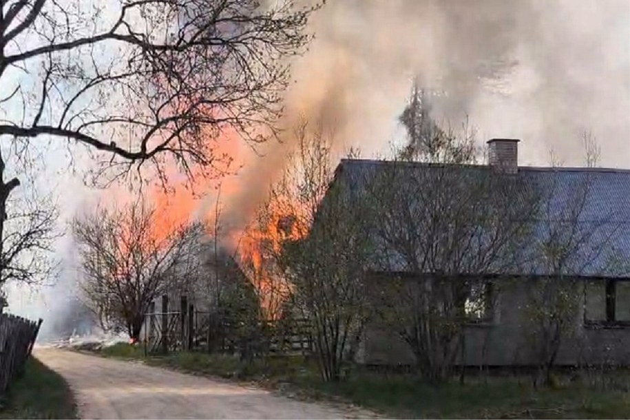 Pożar domu w Suchej Rzeczce. Strażnik graniczny uratował 10-letniego chłopca /Podlaski Oddział Straży Granicznej /